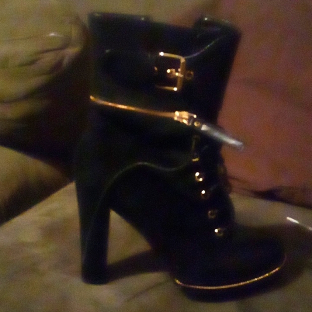 Black boot heels zip up by italiana size 9